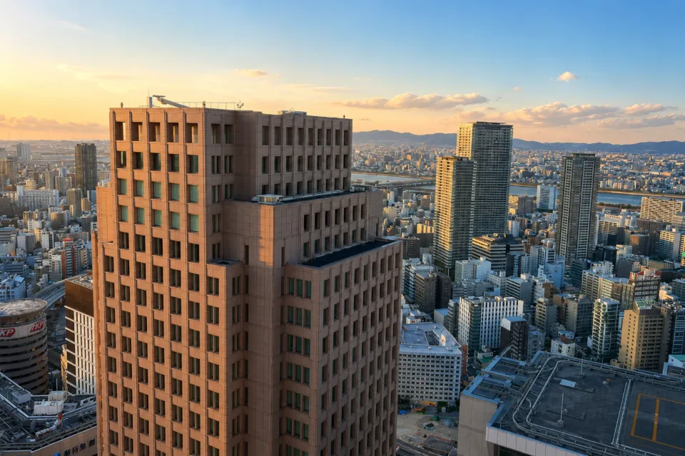 ザ・リッツ・カールトン大阪の夕日に照らされた大阪市街の眺望