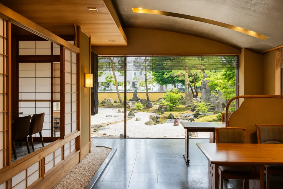 THE SAIHOKUKAN HOTELの日本庭園を望む館内空間