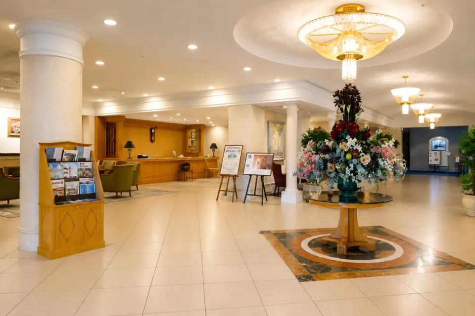 THE SAIHOKUKAN HOTELのロビーとフロント