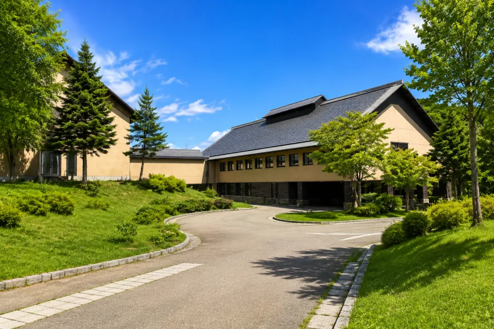 トヨタ白川郷自然學校の青空と緑に囲まれた宿泊棟