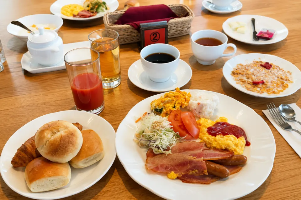 トヨタ白川郷自然學校のパンや卵料理などが並ぶ朝食