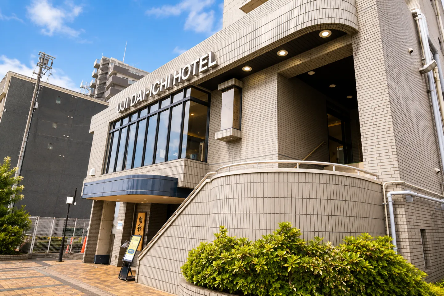 宇治第一ホテルの正面入口と外観