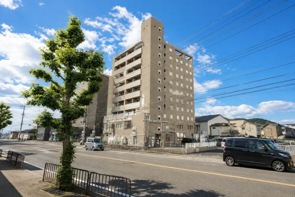 宇治第一ホテルの道路沿いに建つ建物全景