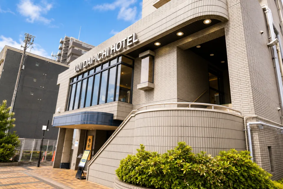 宇治第一ホテルの正面入口と外観