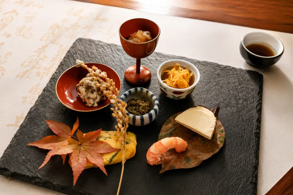 海と入り陽の宿 帝水の石皿に並ぶ和食の前菜