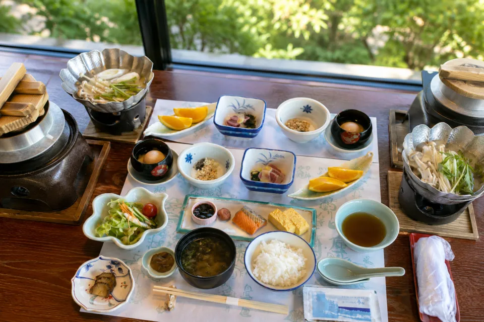 海と入り陽の宿 帝水の釜炊きご飯を添えた和食膳
