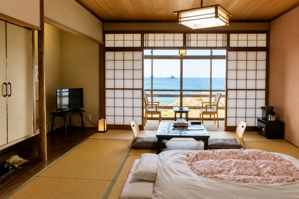 海と入り陽の宿 帝水の海を望む和室と寝具