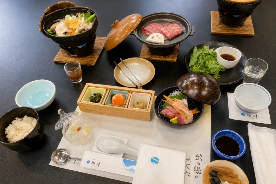 美ヶ原温泉 翔峰の牛肉料理と刺身を含む夕食膳