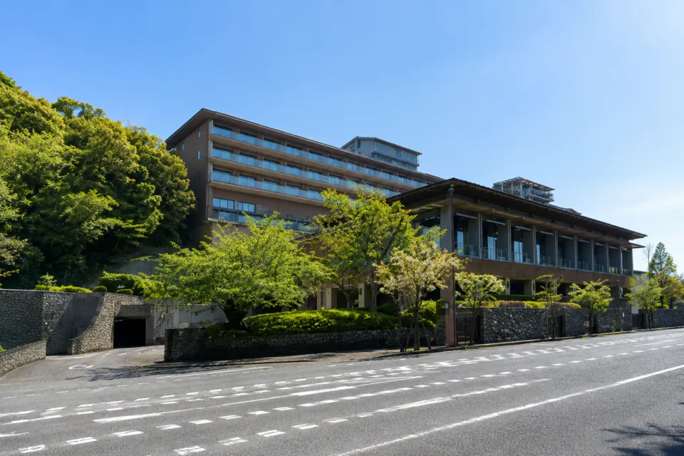 ウェスティン都ホテル京都の緑に囲まれた外観