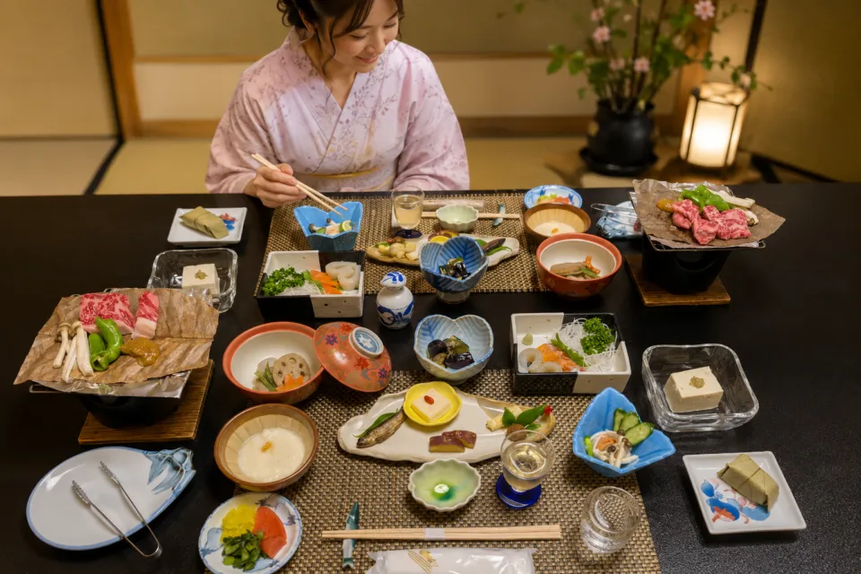 宿 花屋徳兵衛の会席料理を楽しむ様子