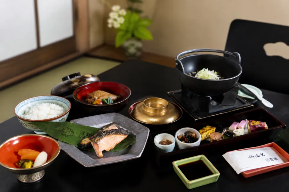 吉池旅館の和食膳の全景