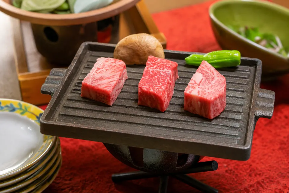 下呂温泉 湯之島館の鉄板に並ぶ霜降り肉