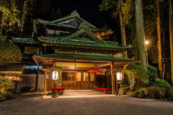 下呂温泉 湯之島館の夜の正面玄関