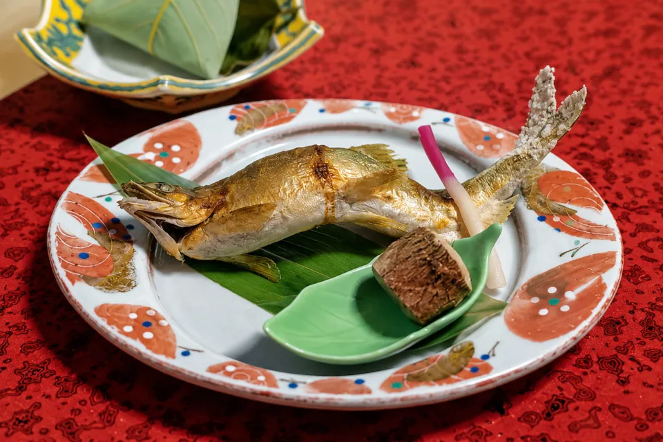 下呂温泉 湯之島館の焼き魚と添え物の一皿
