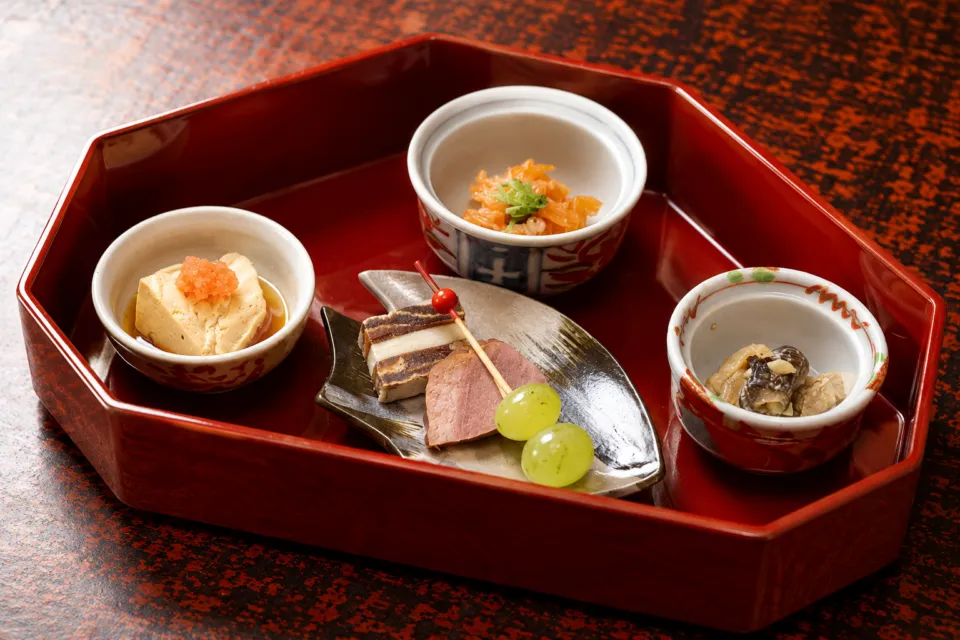 下呂温泉 湯之島館の小鉢と前菜を盛った八角膳