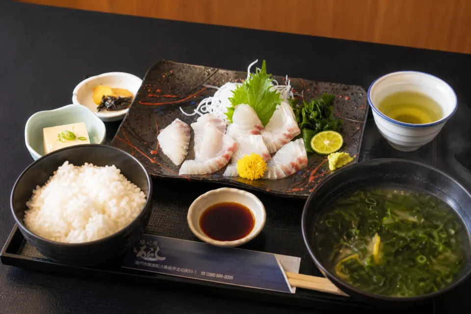 味処 あらしの刺身定食一式