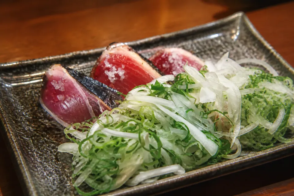 味劇場ちかの薬味を添えたカツオ料理