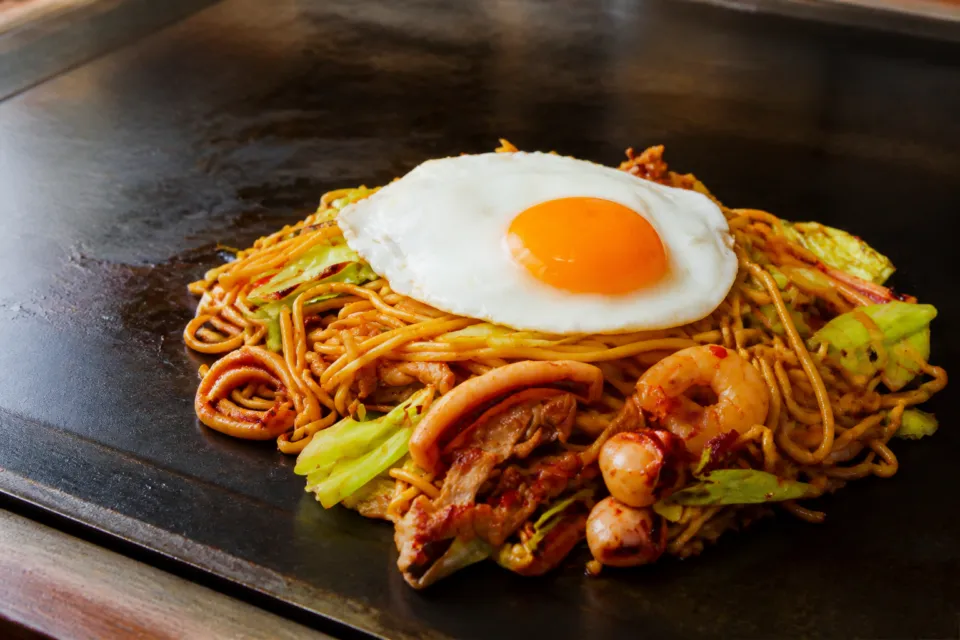 味乃家 本店の目玉焼きをのせた焼そば