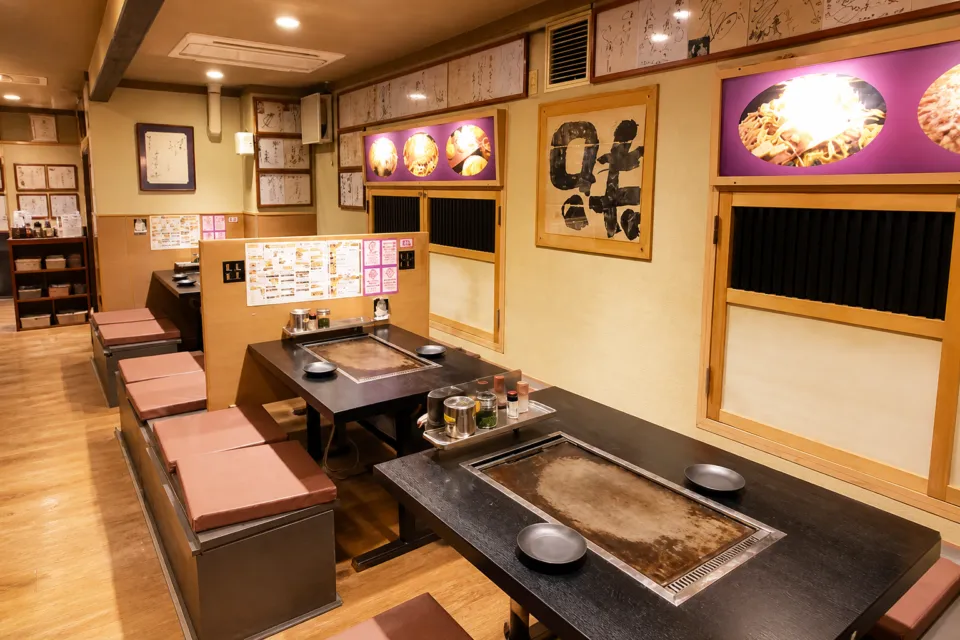 味乃家 本店の鉄板付きテーブル席