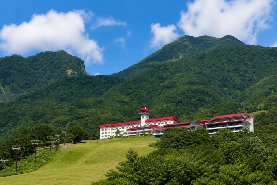 赤倉観光ホテルの妙高山麓に建つホテル外観