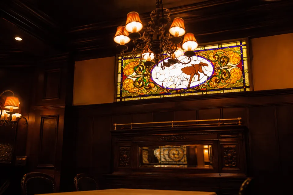 AKARENGA STEAK HOUSEのステンドグラスと照明