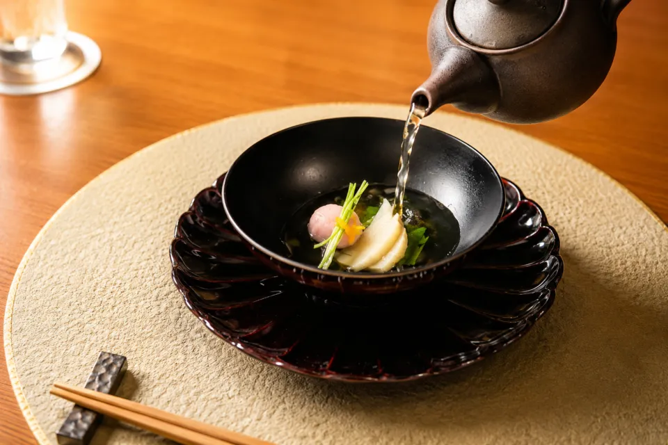 灯屋 迎帆楼の吸い物にだしを注ぐ料理