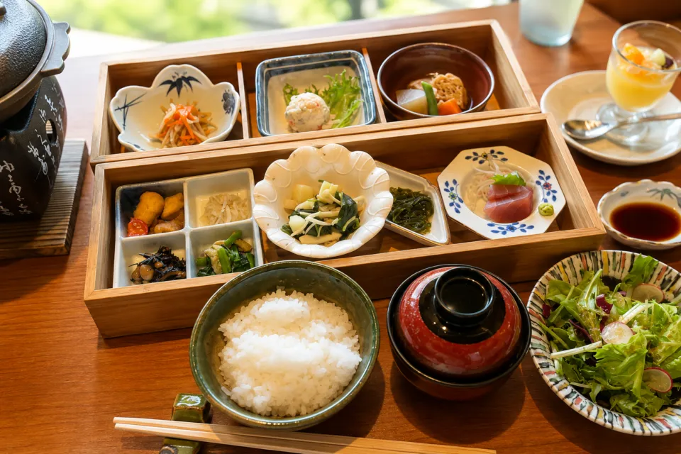 灯屋 迎帆楼の小鉢を木箱に盛り付けた朝食