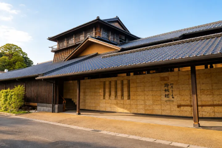 灯屋 迎帆楼の正面玄関と和風建築