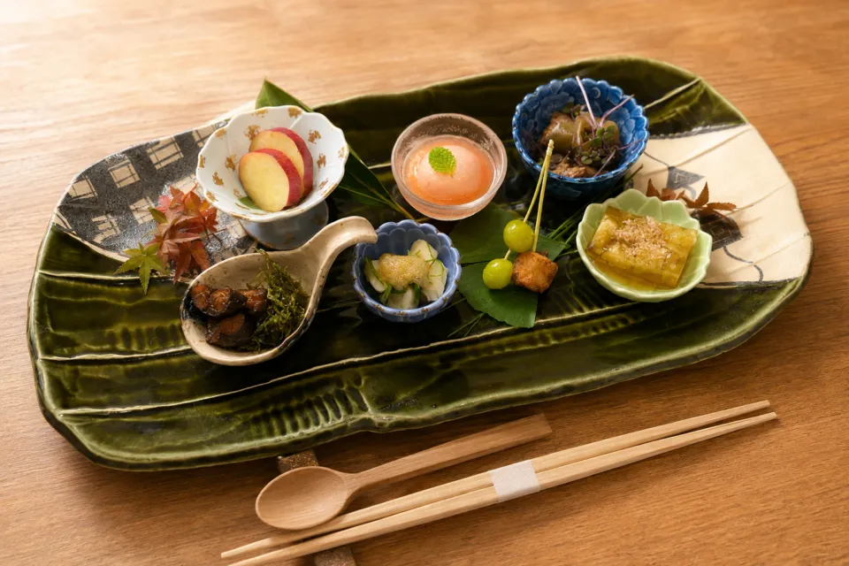 灯屋 迎帆楼の季節の料理を盛り付けた前菜
