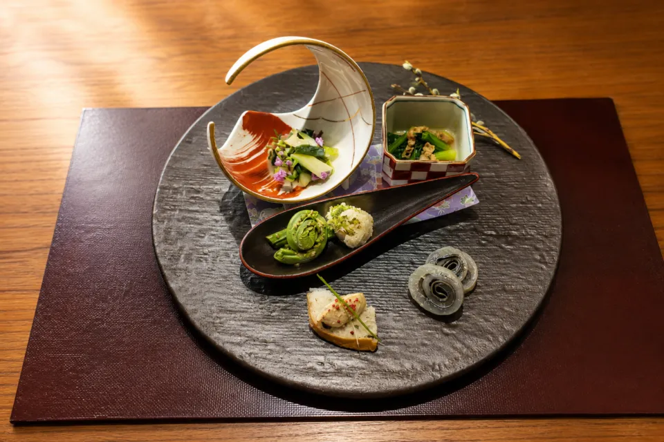 灯屋 迎帆楼の山菜を盛り付けた前菜