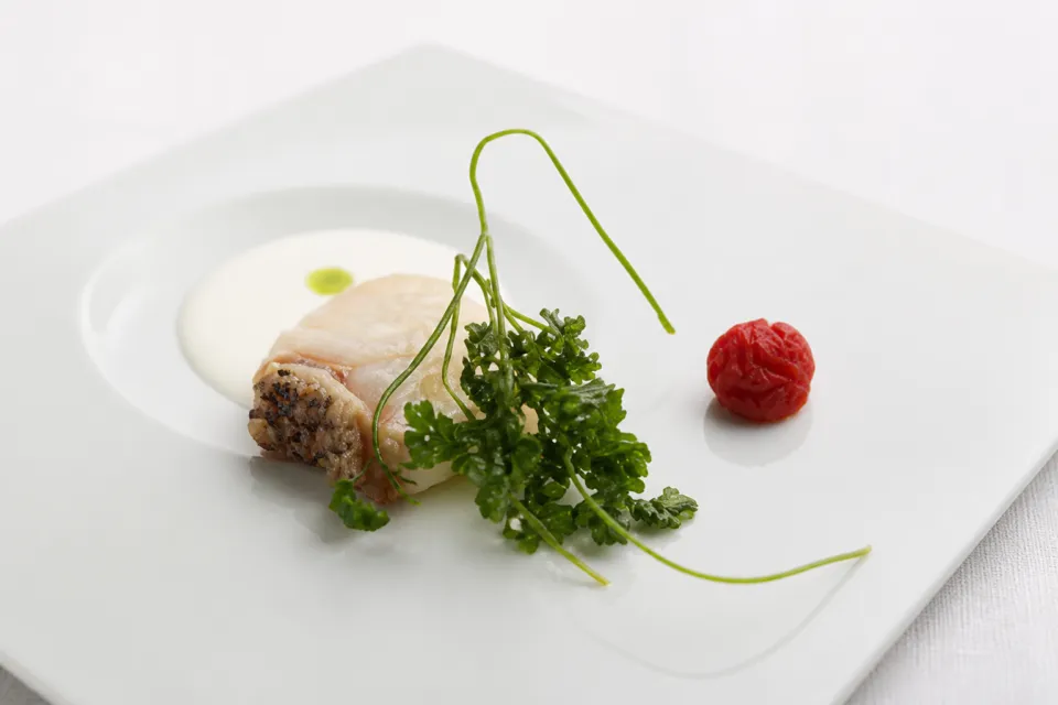 akorduの魚介と香草を盛り付けた料理