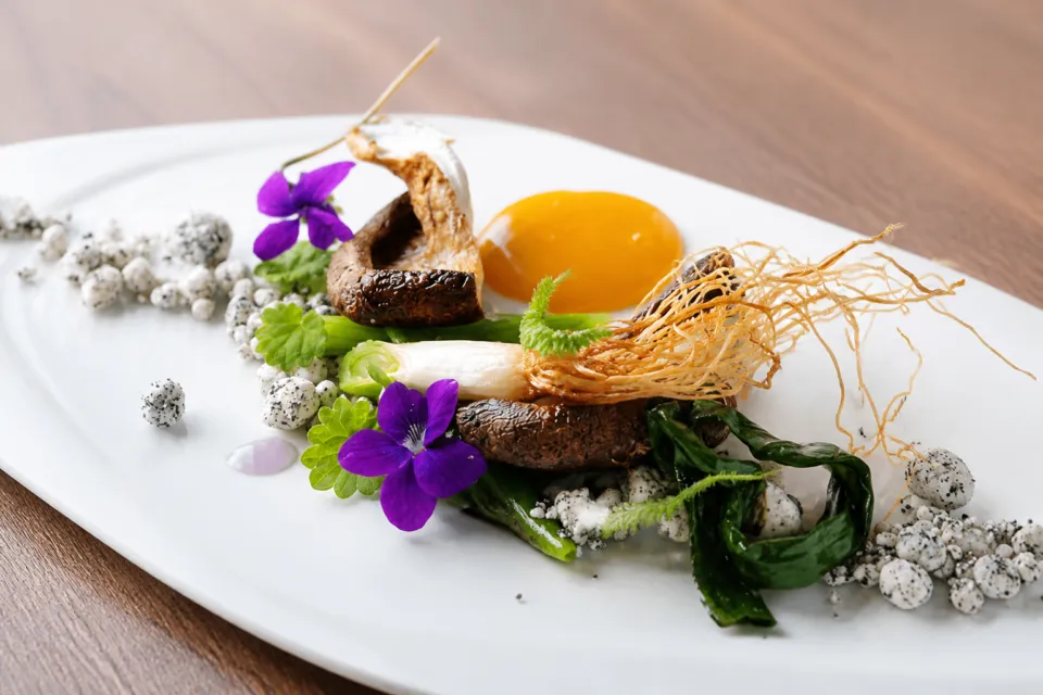 akorduの野菜と花を盛り付けた料理