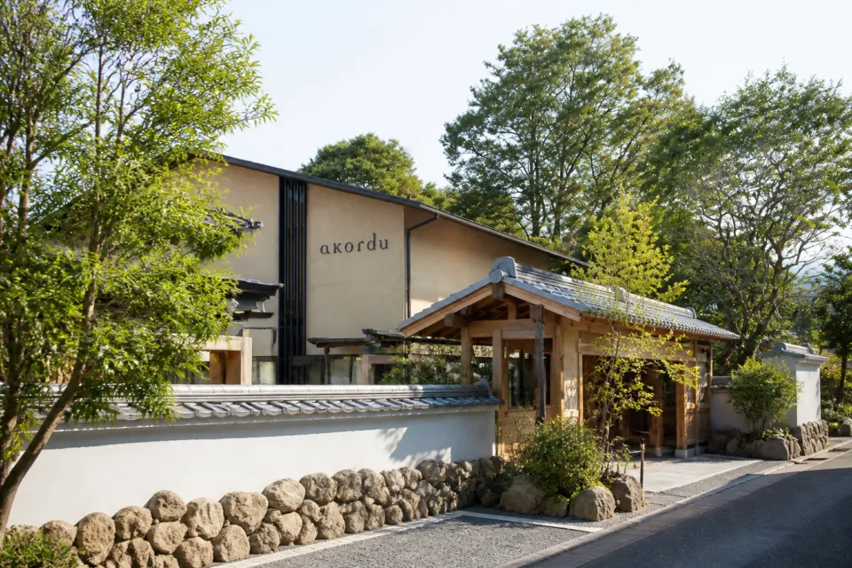 akorduの店名が見える奈良公園側の外観