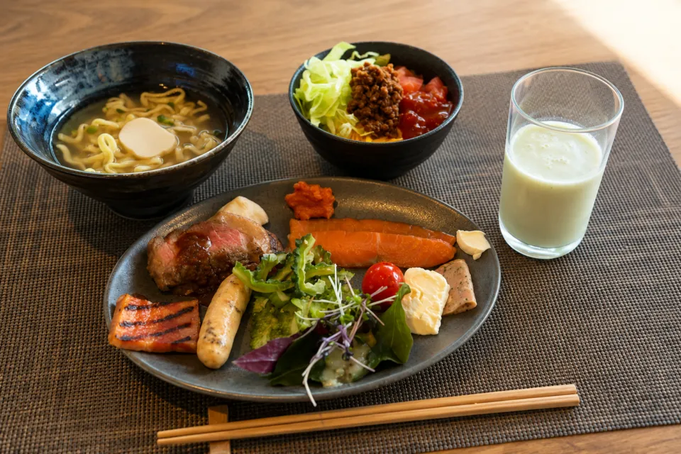 ANAインターコンチネンタル万座ビーチリゾートの沖縄そばと肉や魚料理の盛り合わせ