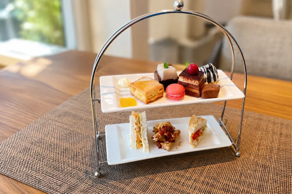 ANAインターコンチネンタル万座ビーチリゾートのスイーツとサンドイッチを載せた二段スタンド