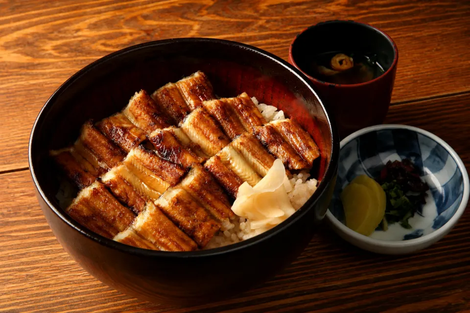 あなごめしうえの 宮島口本店の焼きあなごを重ねたあなごめしの器