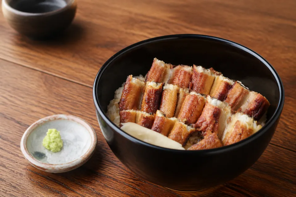 あなごめしうえの 宮島口本店の木の卓上に置かれたあなごめしの食事風景