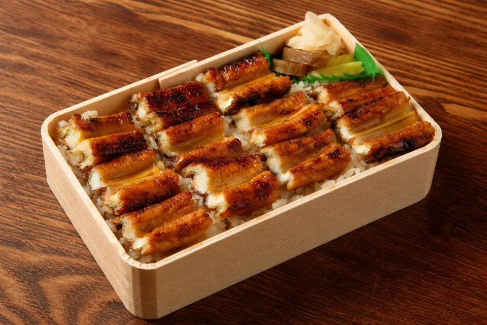 あなごめしうえの 宮島口本店の経木の折箱に詰めたあなごめし弁当