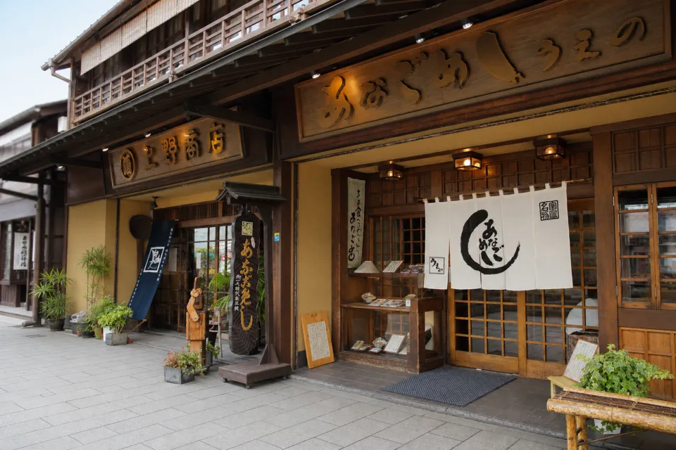 あなごめしうえの 宮島口本店の暖簾と店頭