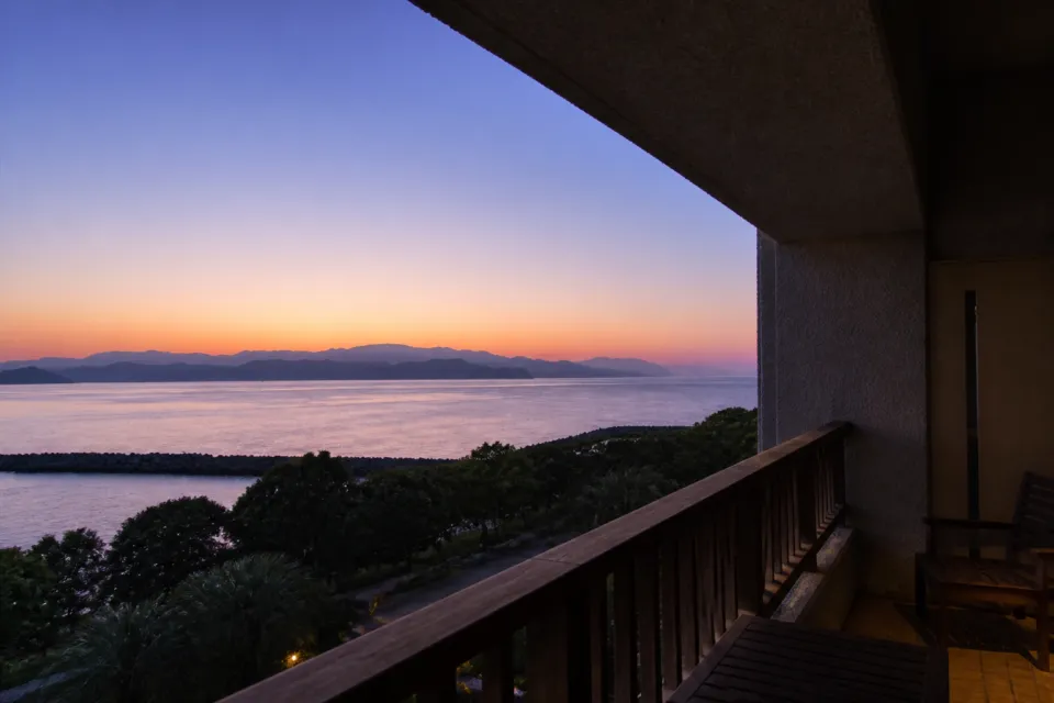 アオアヲ ナルト リゾートの客室から望む夕暮れの海