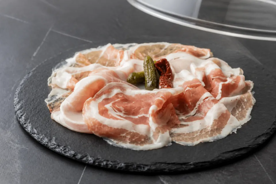 青いナポリ イン ザ パークのハム料理