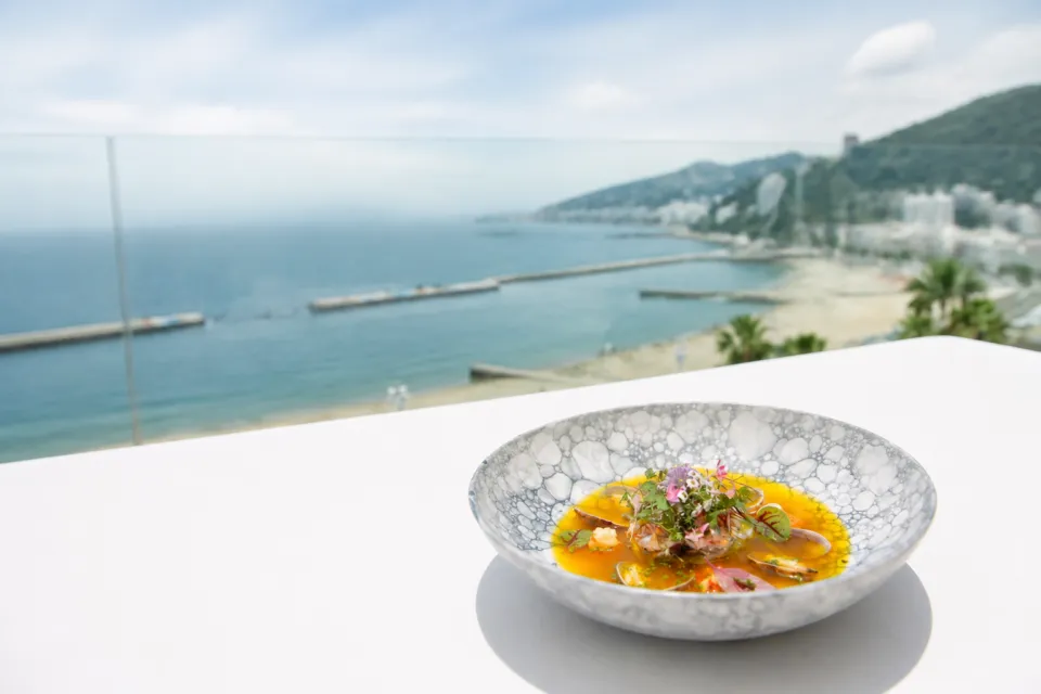 熱海パールスターホテルのローカルガストロノミー シンフォニアの料理とダイニング