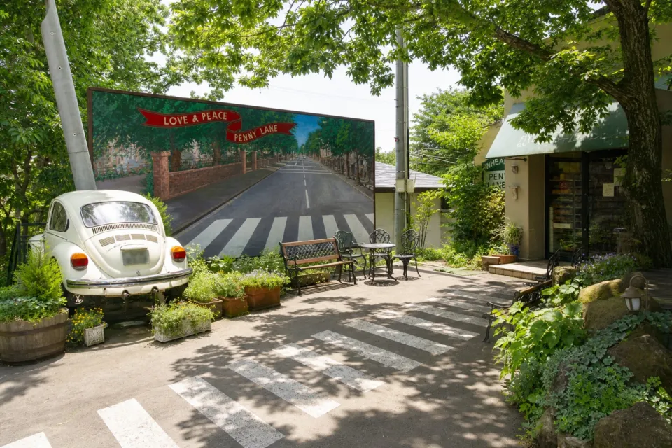 ベーカリー ペニーレイン 那須店のアビーロードの壁画と屋外席がある中庭