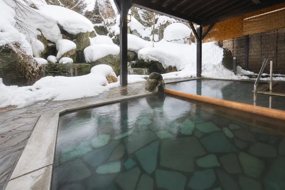 美湯美食の離れ宿 河鹿荘の雪景色を望む露天風呂