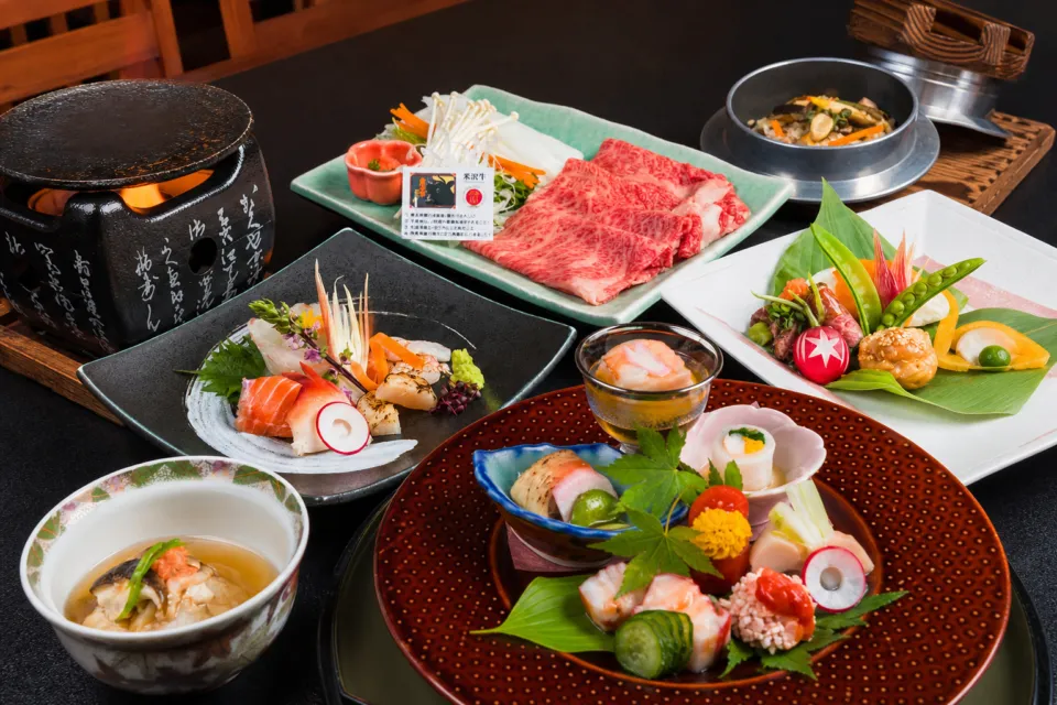 美湯美食の離れ宿 河鹿荘の米沢牛を中心に盛り付けた夕食会席