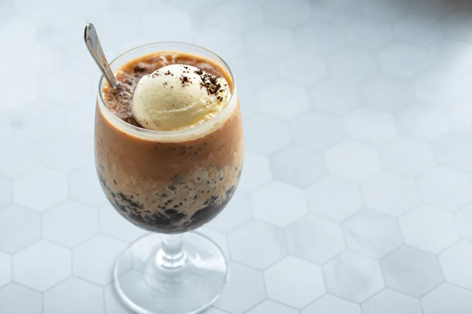 ブラッスリー モノクロームのアイスをのせたカフェドリンク