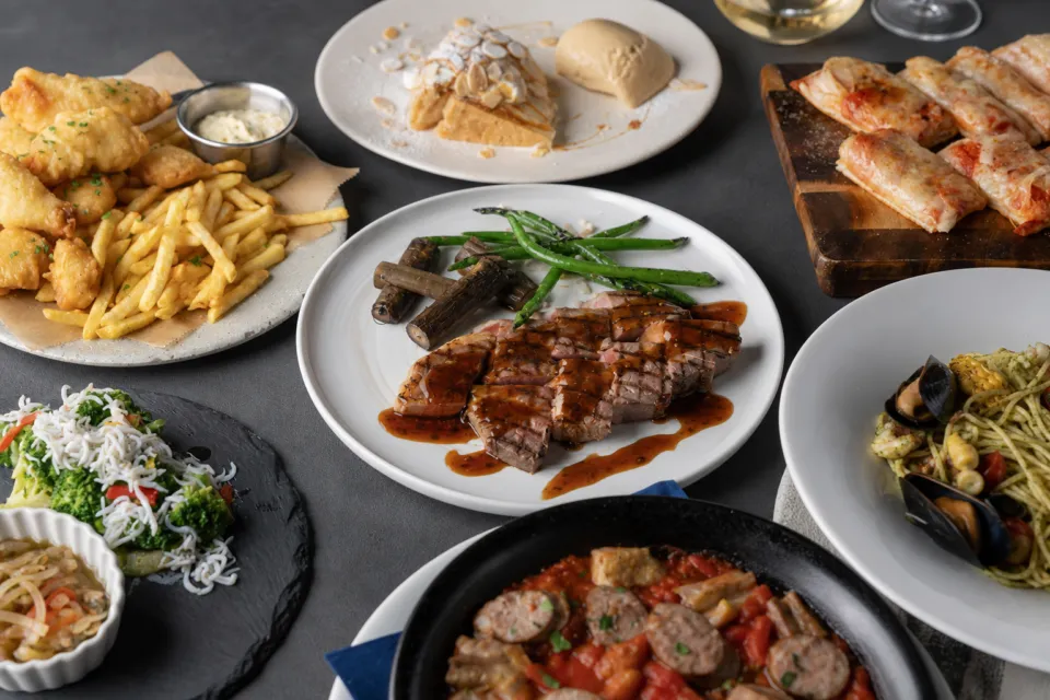 ブラッスリー モノクロームの複数のパーティー料理