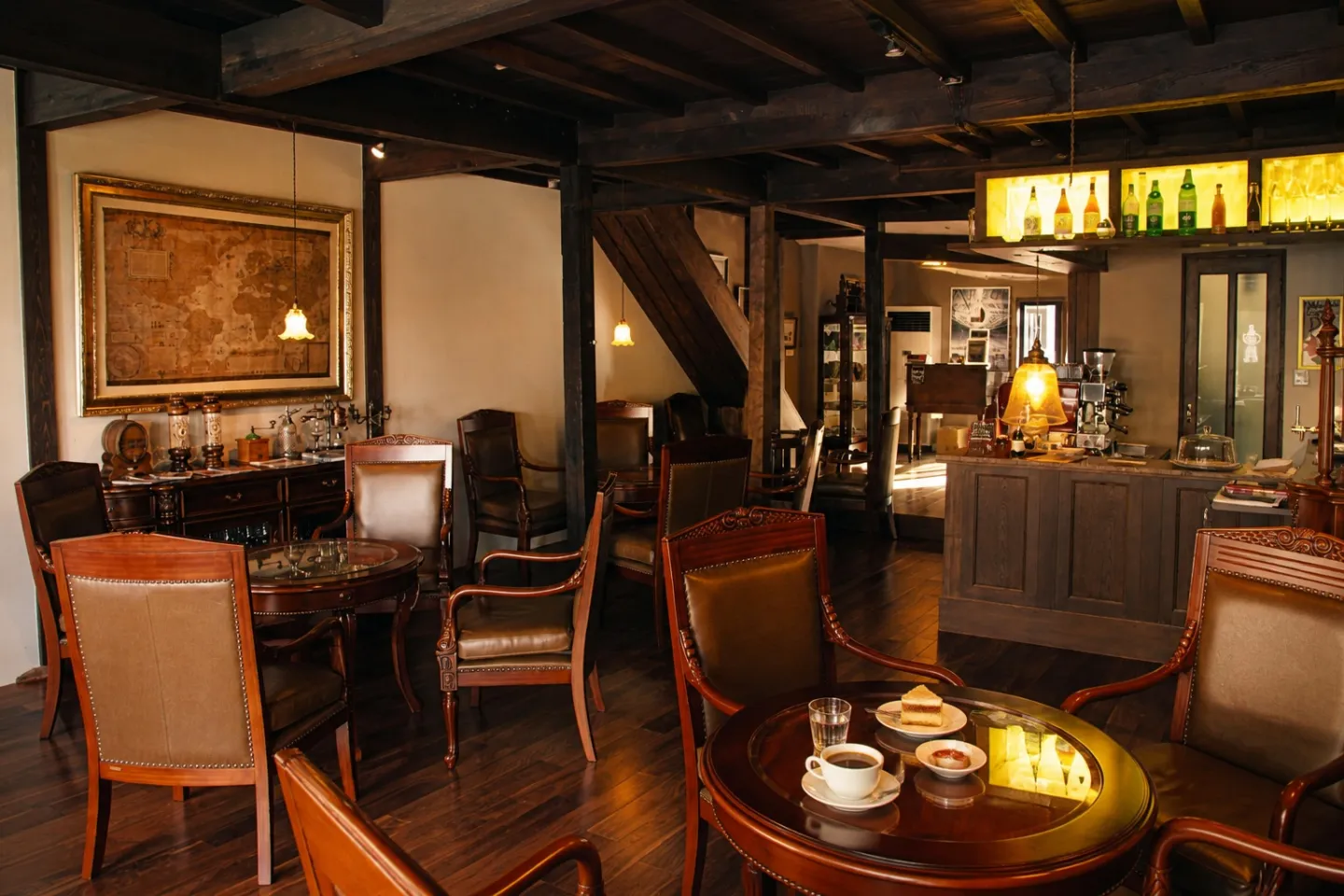CAFÉ DRÔMEのアンティーク家具が並ぶ店内