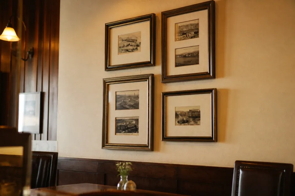 CAFÉ DRÔMEの富岡製糸場の写真展示