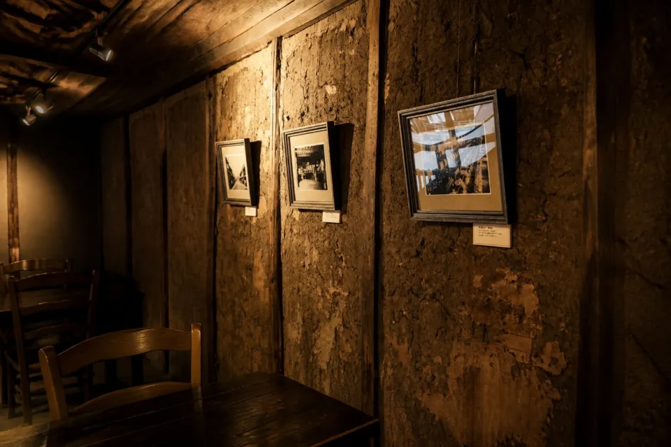 CAFÉ DRÔMEの土壁と写真展示